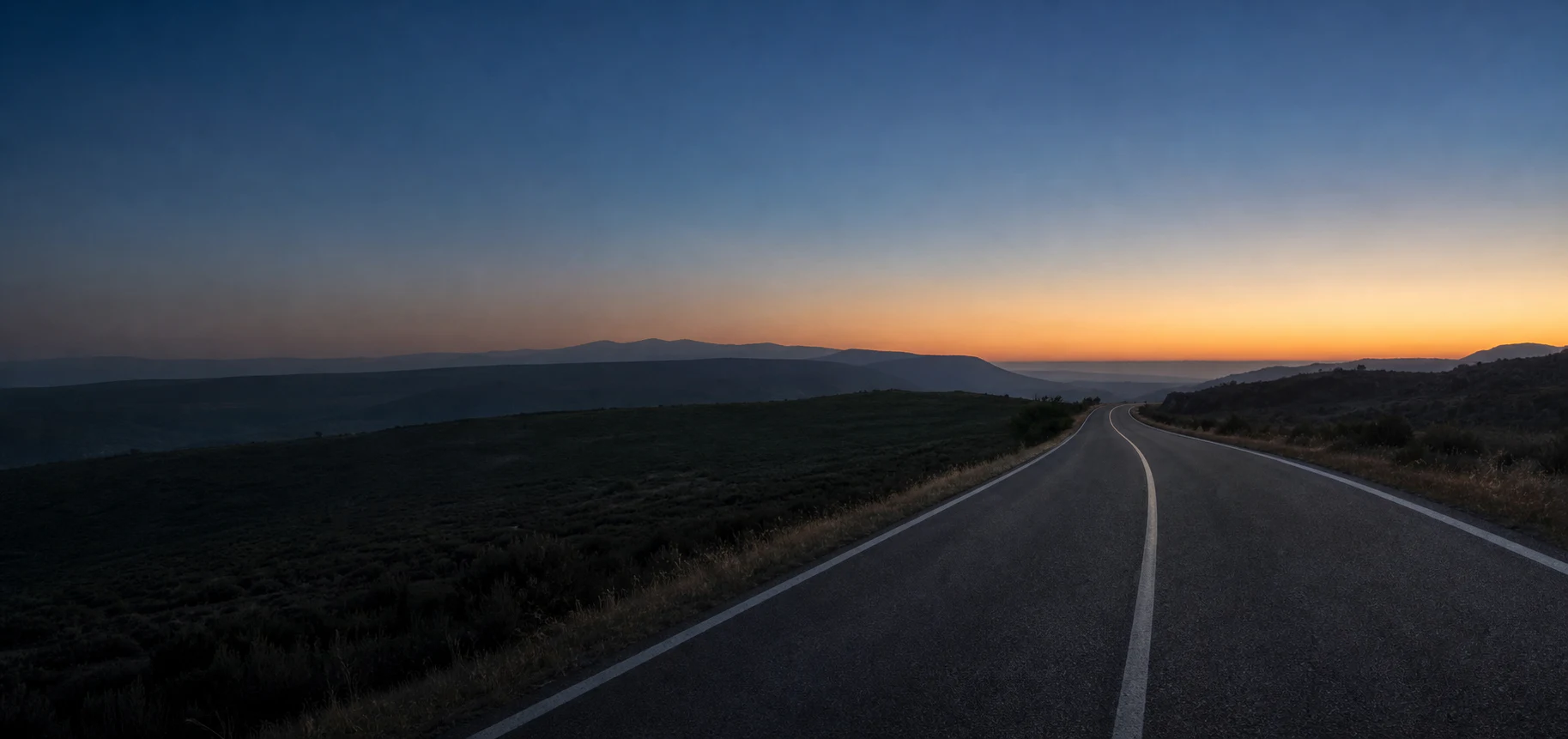 Estrada vazia ao amanhecer