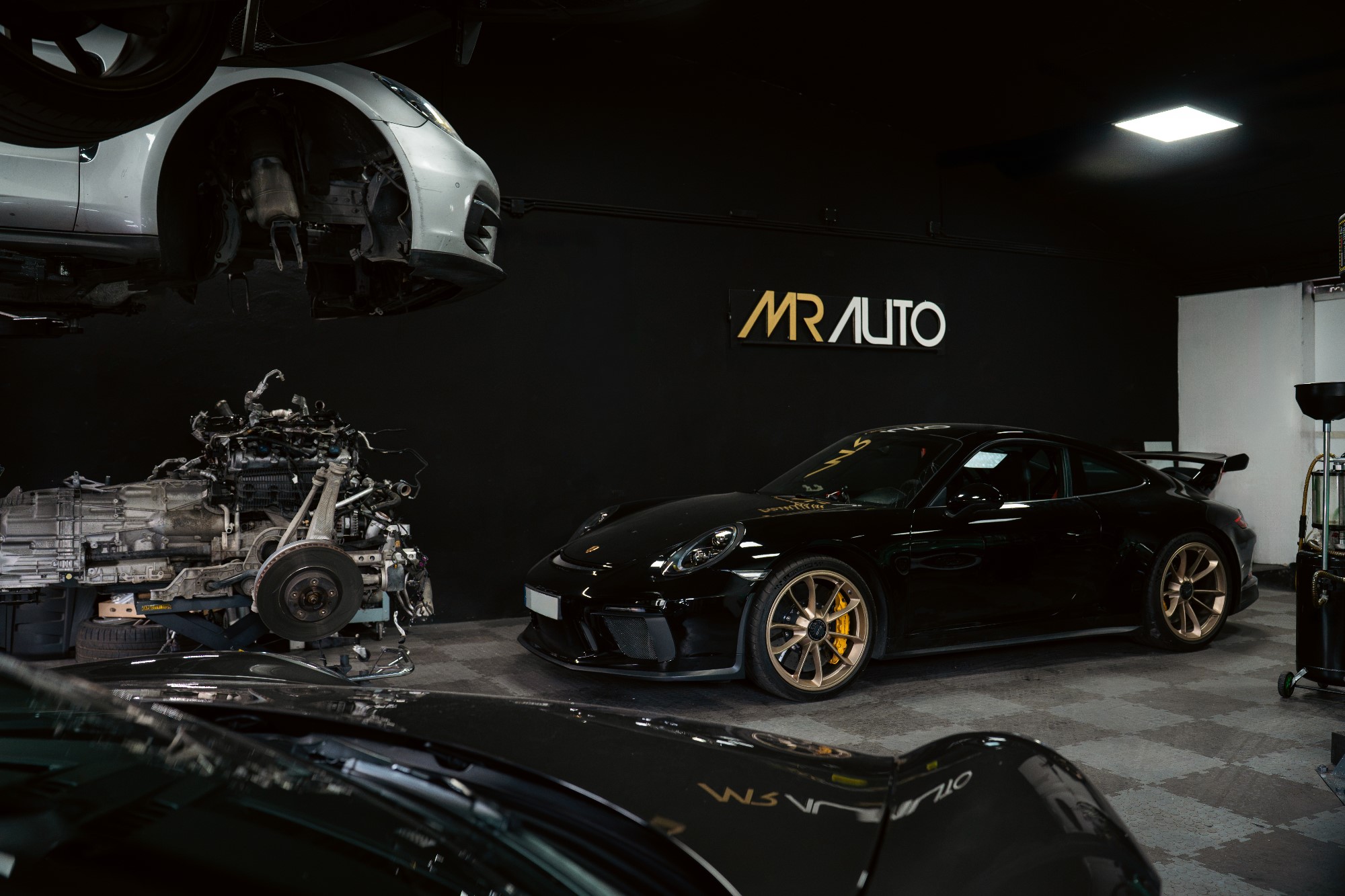 Oficina MR Auto com viaturas e equipamento técnico