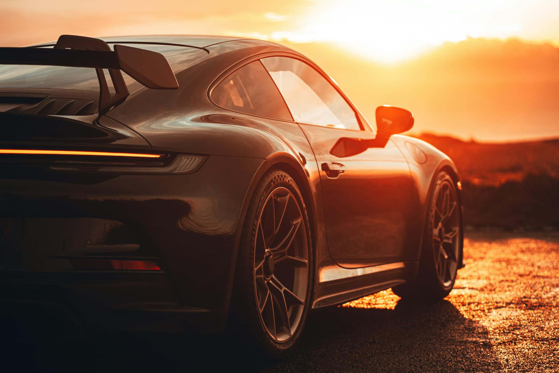 Automóvel desportivo ao pôr do sol