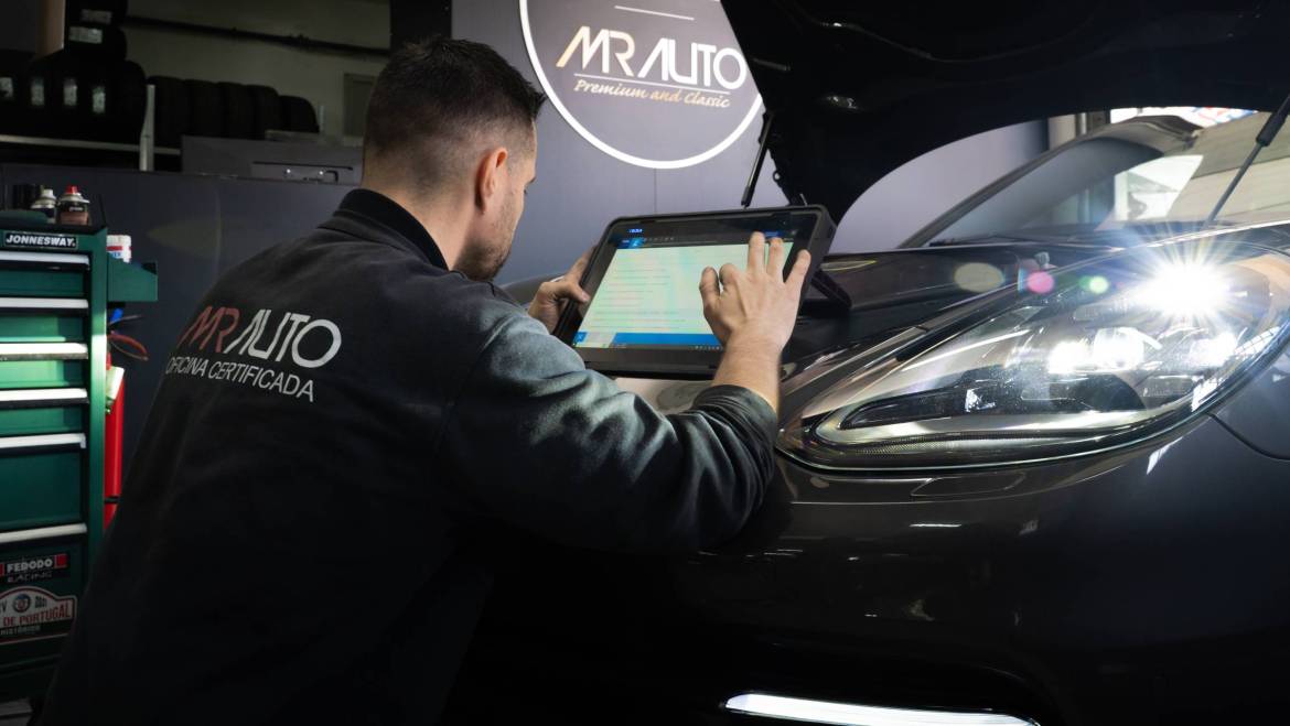 MR AUTO eleva padrões ao garantir diagnóstico oficial Porsche e registo oficial de manutenção no portal da marca